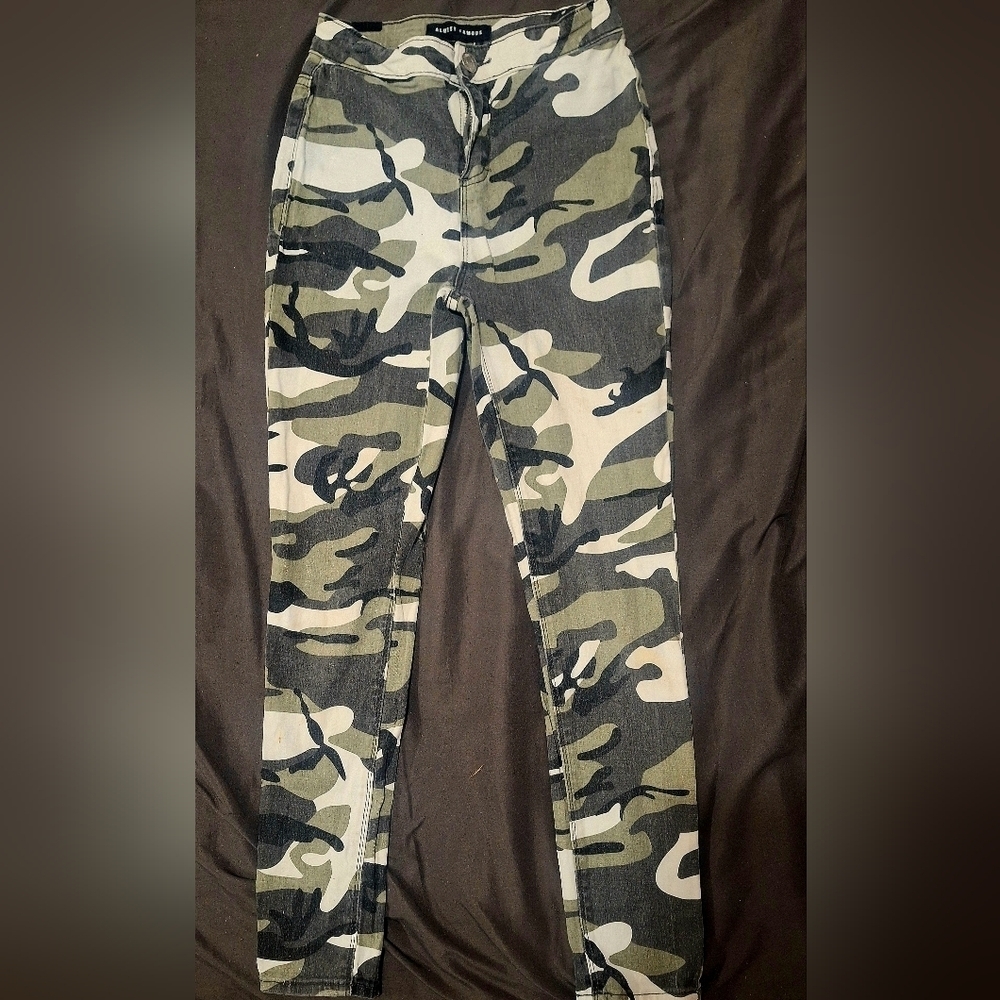 Almost Famous - Camo Skinny Jeans. - Picture 1 of 3